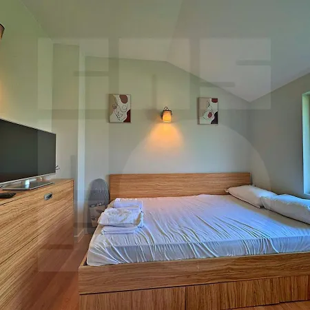 Bright Base Rooftop Chill 1br Apartament
