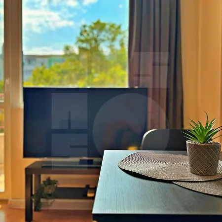 Bright Base Rooftop Chill 1br Apartament Warna