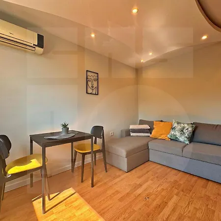 Bright Base Rooftop Chill 1br * Warna