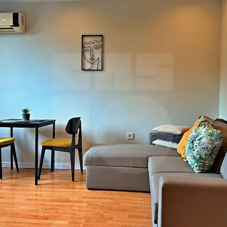 Bright Base Rooftop Chill 1br Apartament